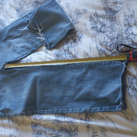 Distressed wider leg cropped-style jeans - Picture 7 of 8